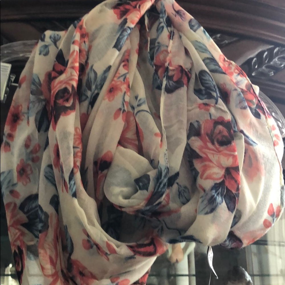 IVORY FLORAL INFINITY SCARF - Picture 5 of 6